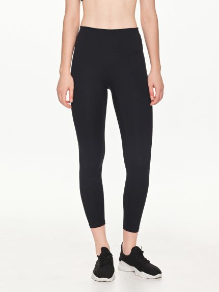 Close-up front view of the BEYOURA Estelle Stretch & Stash luxeFIT Leggings in black