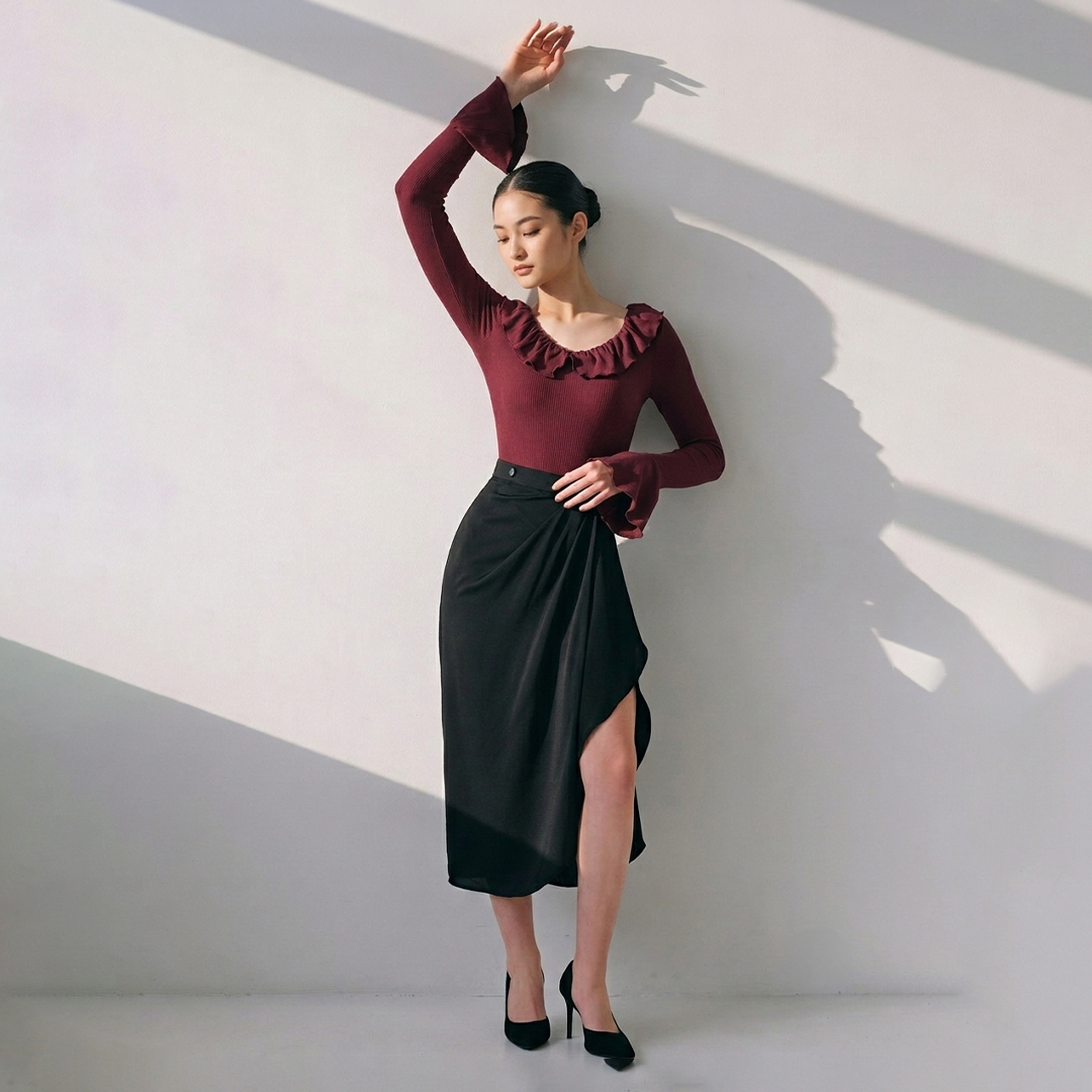 Beyoura-Asian-Bodysuit-Flared Asian woman in flared sleeve bodysuit, showing breathable body shaping designed for comfort in Malaysia’s warm climate.